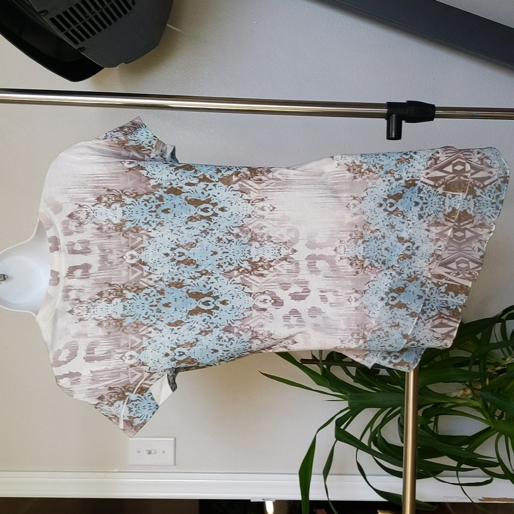 Cute top! - Picture 2 of 4